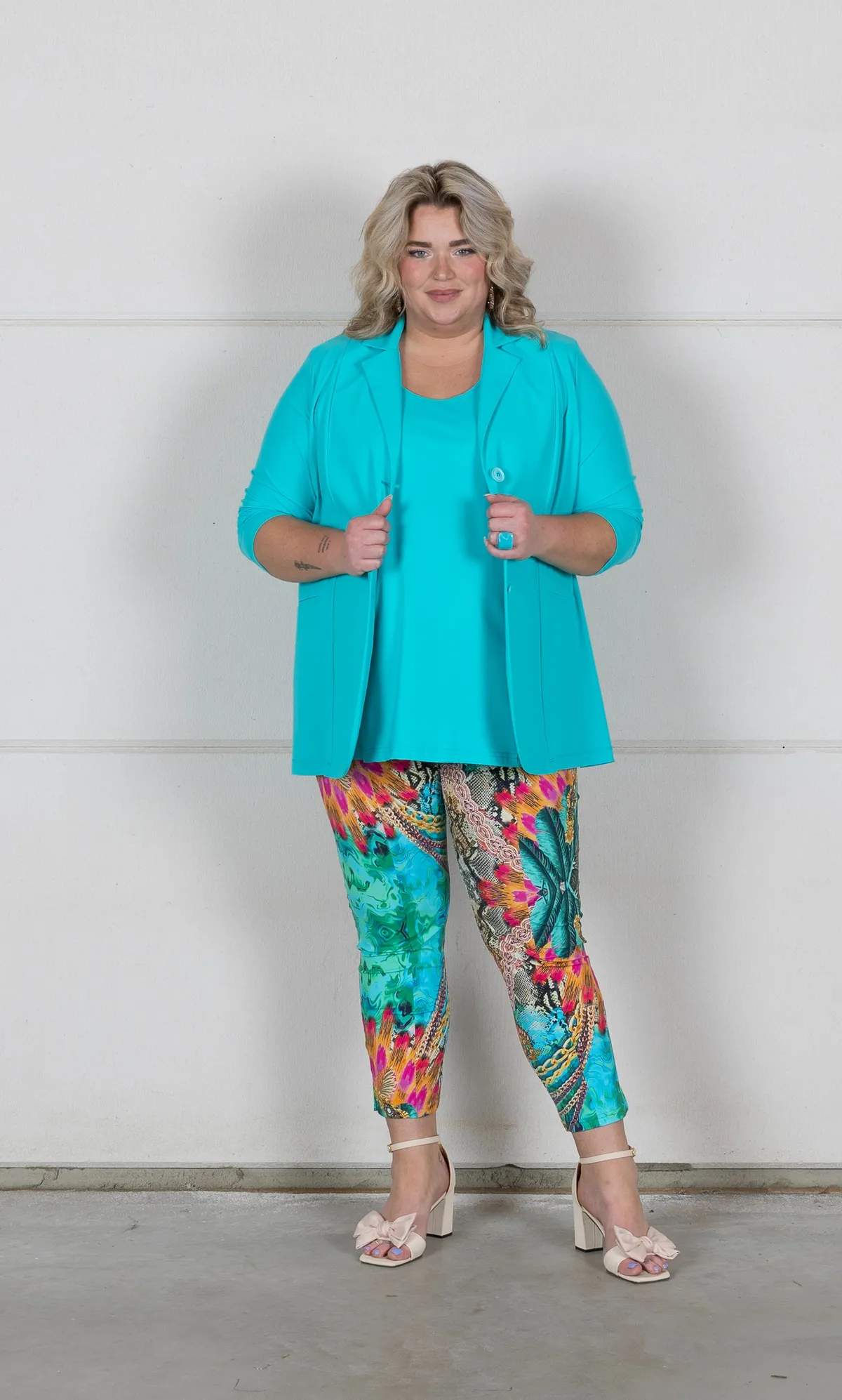 Giacca: SC.009 Top: SC.001 Pantalone: 230.02