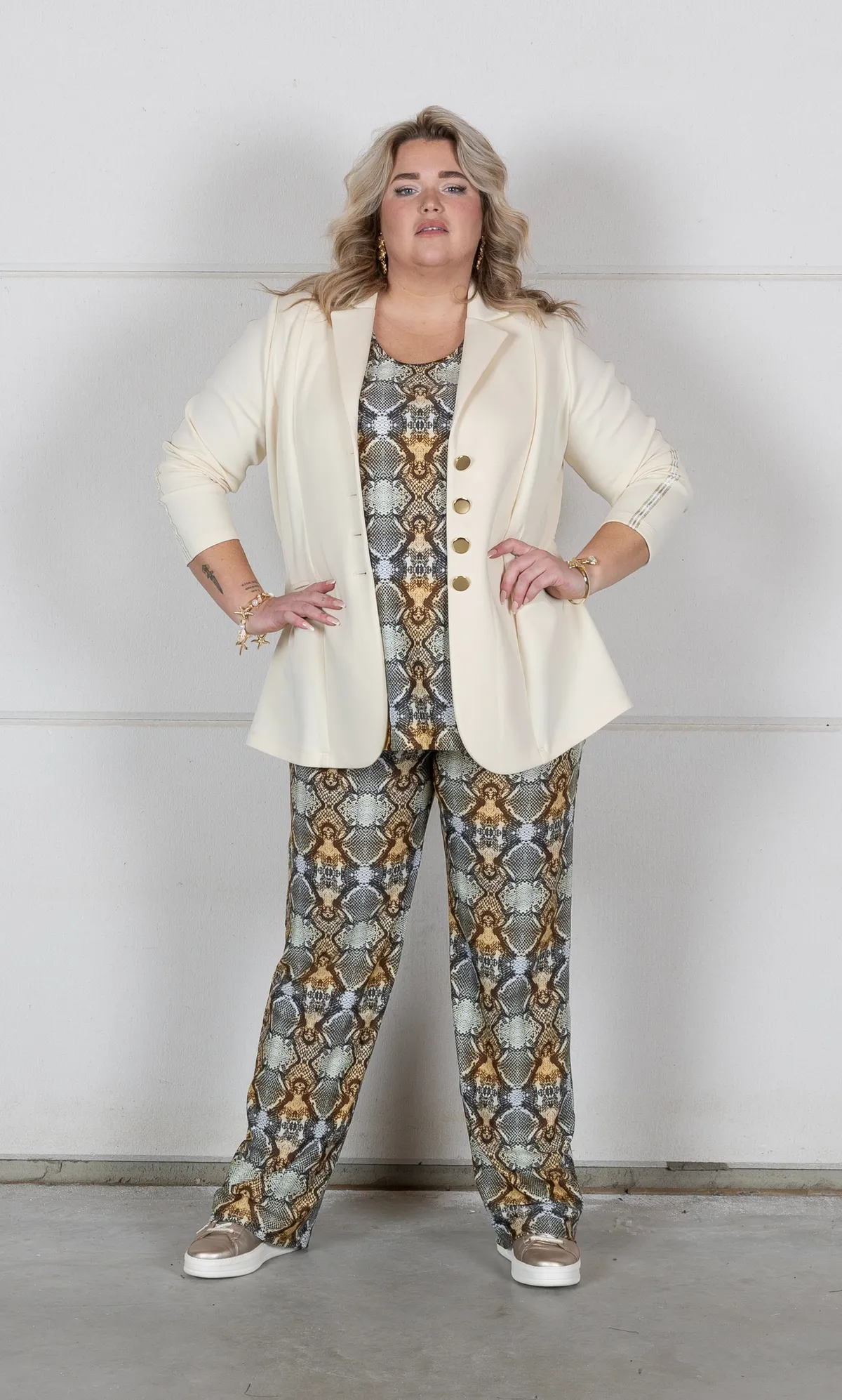 Giacca:231.03 Top: 230.21 Pantalone: 230.20