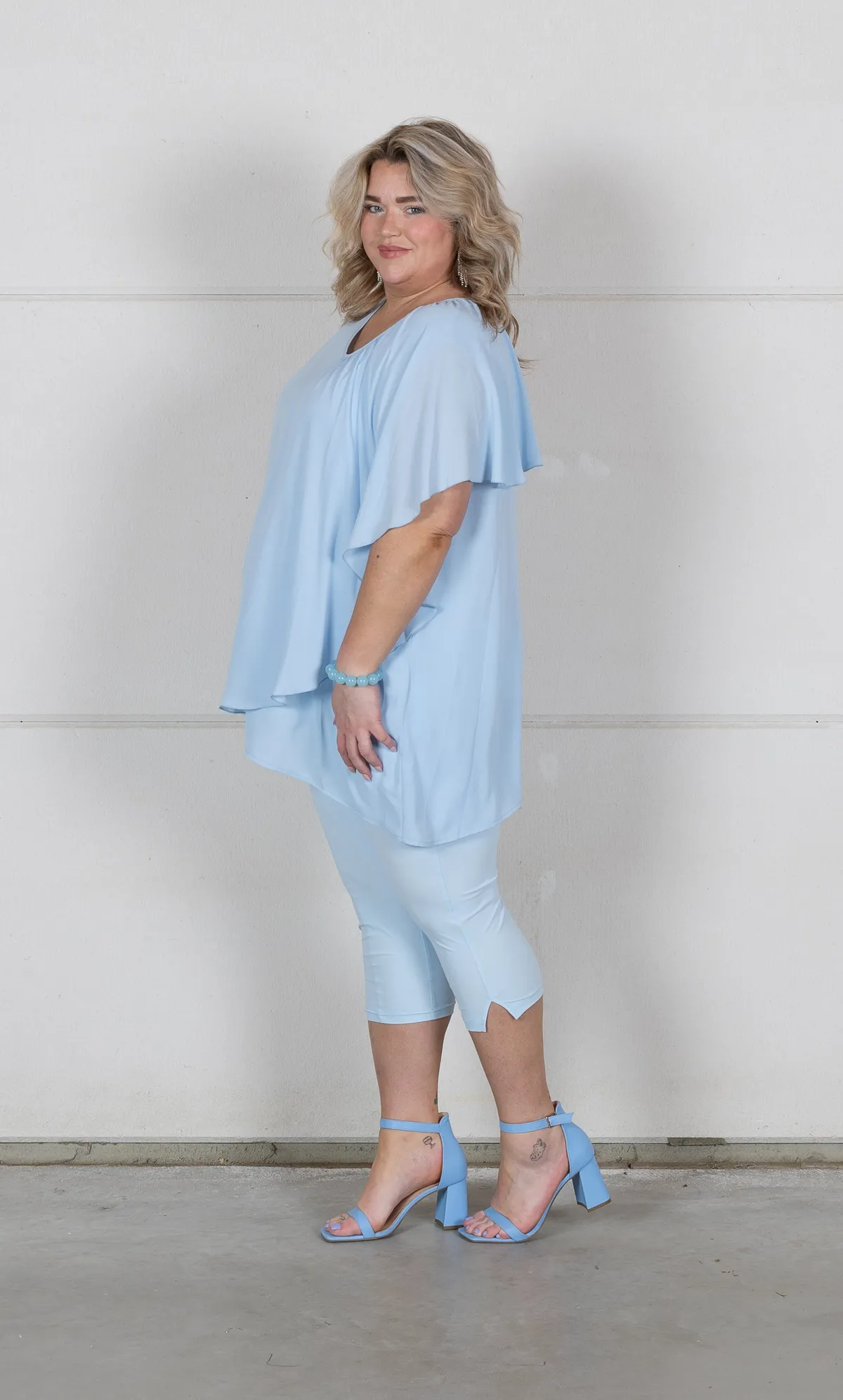 Poncho: 222.88 Tunica: 223.59 Pantalone SC.037